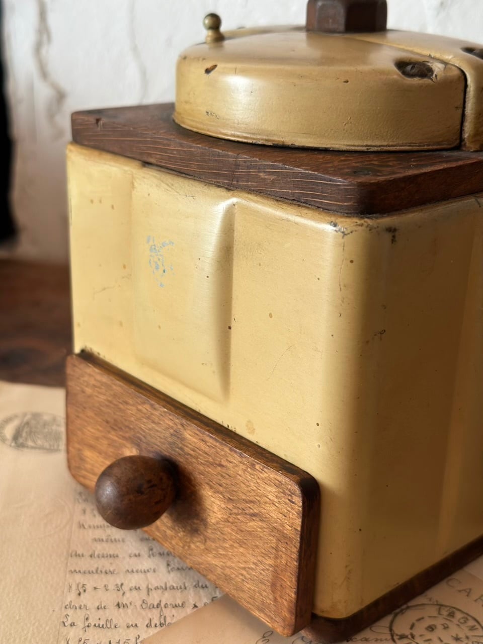 クリームイエローのコーヒーミル | Brocante de La Cocotte （フランス