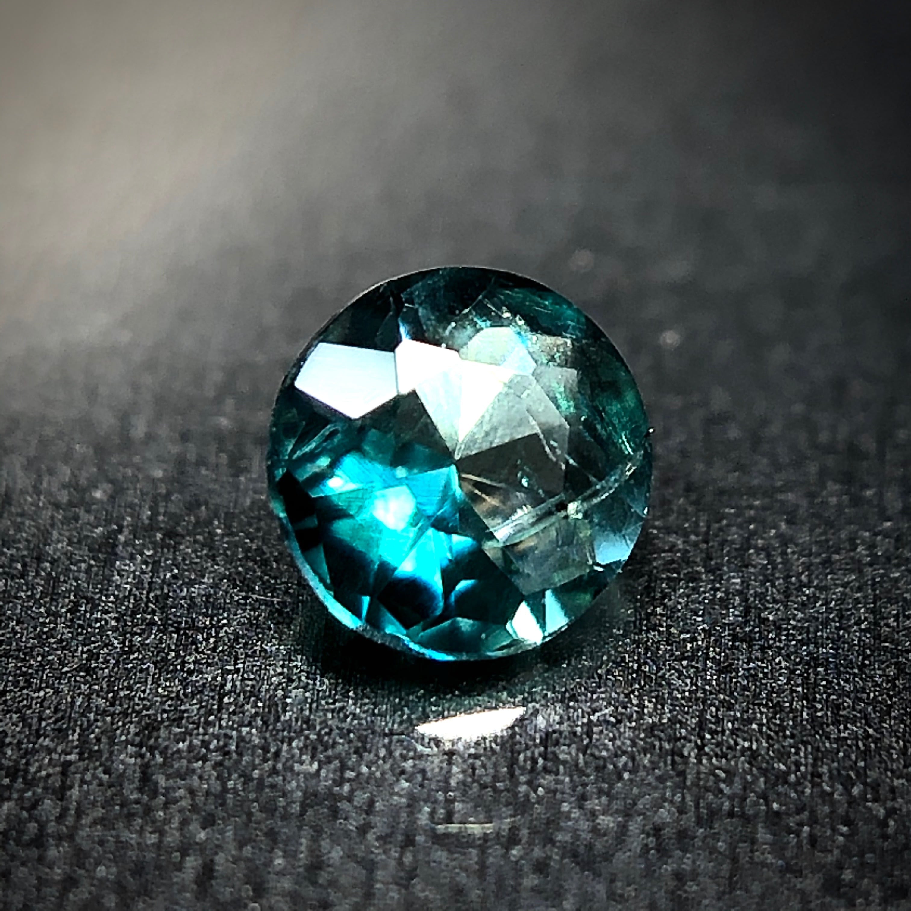 唯一無二の青色 0.10ct 希少石 天然 グランディディエライト