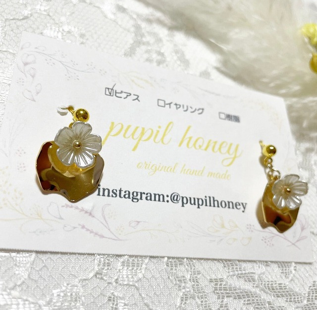 お花とゴールドピアス Pupil Honey