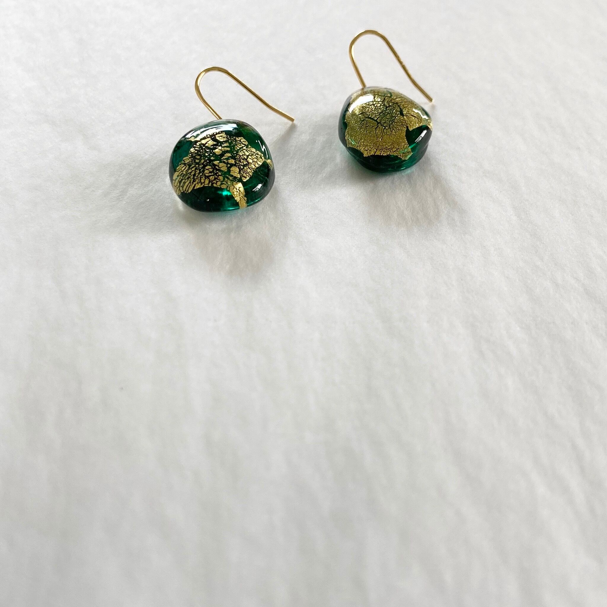 孔雀緑 と 金箔ちぎり の ピアス