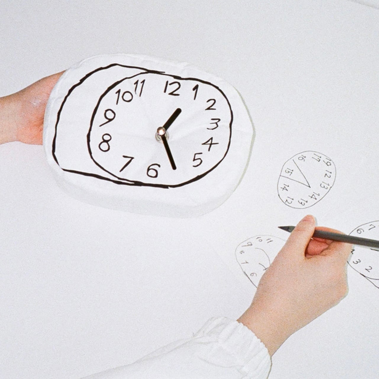 fluffy time clock 1'11 / フラフィー タイム クロック クッション ふかふか 壁掛け 置き時計 韓国雑貨