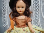 ナンシー・アン 「ストーリーブックドール」プラスティック　赤い羽根ボネ・花柄ドレス 画像6