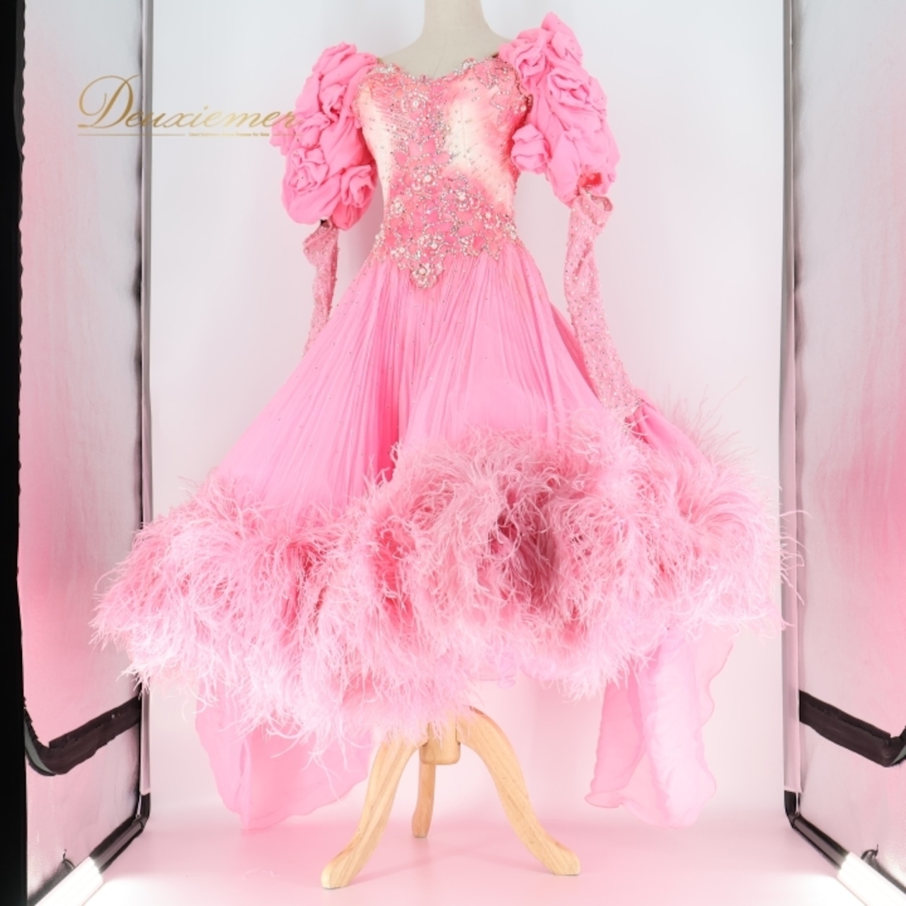 社交ダンス 衣装スタンダードドレス ワンピース ドレス スタンダード ファー プリーツ レース デモ 競技 ダンス パーティ 発表会 ピンク ピンク系 ゴージャス スカート ボリューム ショーウェア ダンスコスチューム フェミニン 競技用ドレス 上品 エレガント