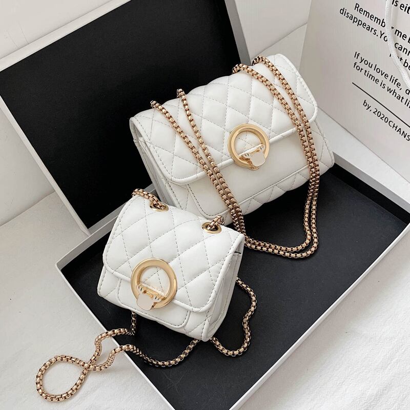 ワイルドチェーンスモールバッグ2020夏の新しい流行のファッション人気の女性バッグインメッセンジャーバッグネットレッドスモールスクエアバッグ 手作りハンドバック13519775499