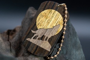 【 褐色と漆黒の縞模様 】 縞黒檀 ドッグタグ 象嵌 月と狼