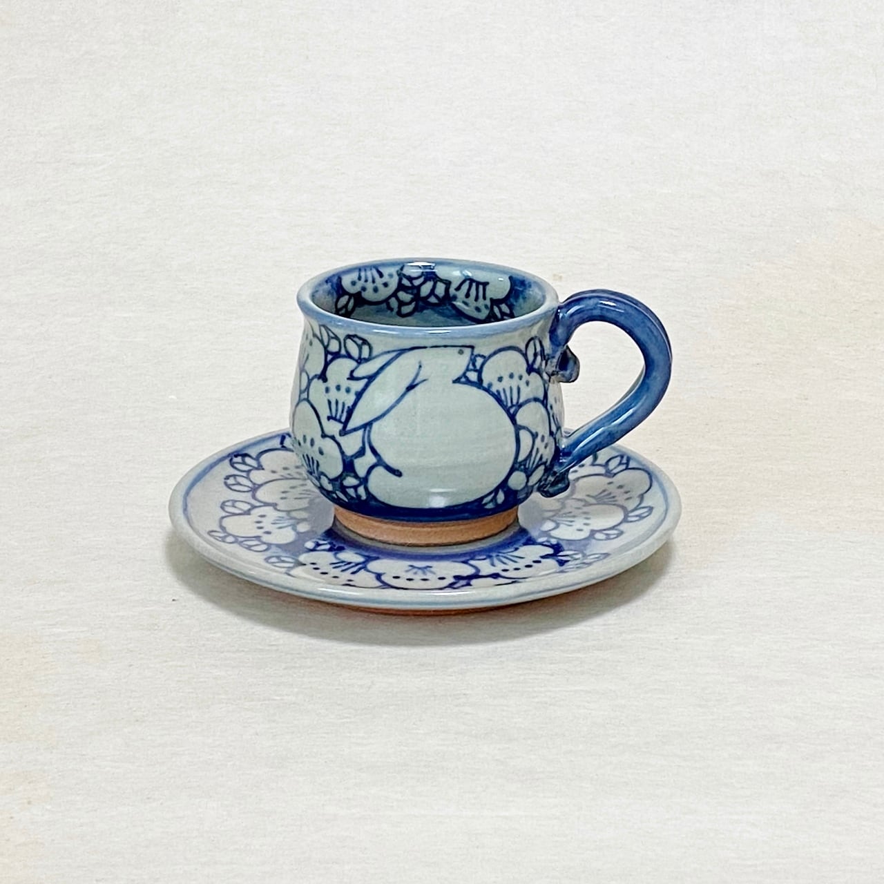 <赫三郎窯>染付 梅うさぎ コーヒー碗皿