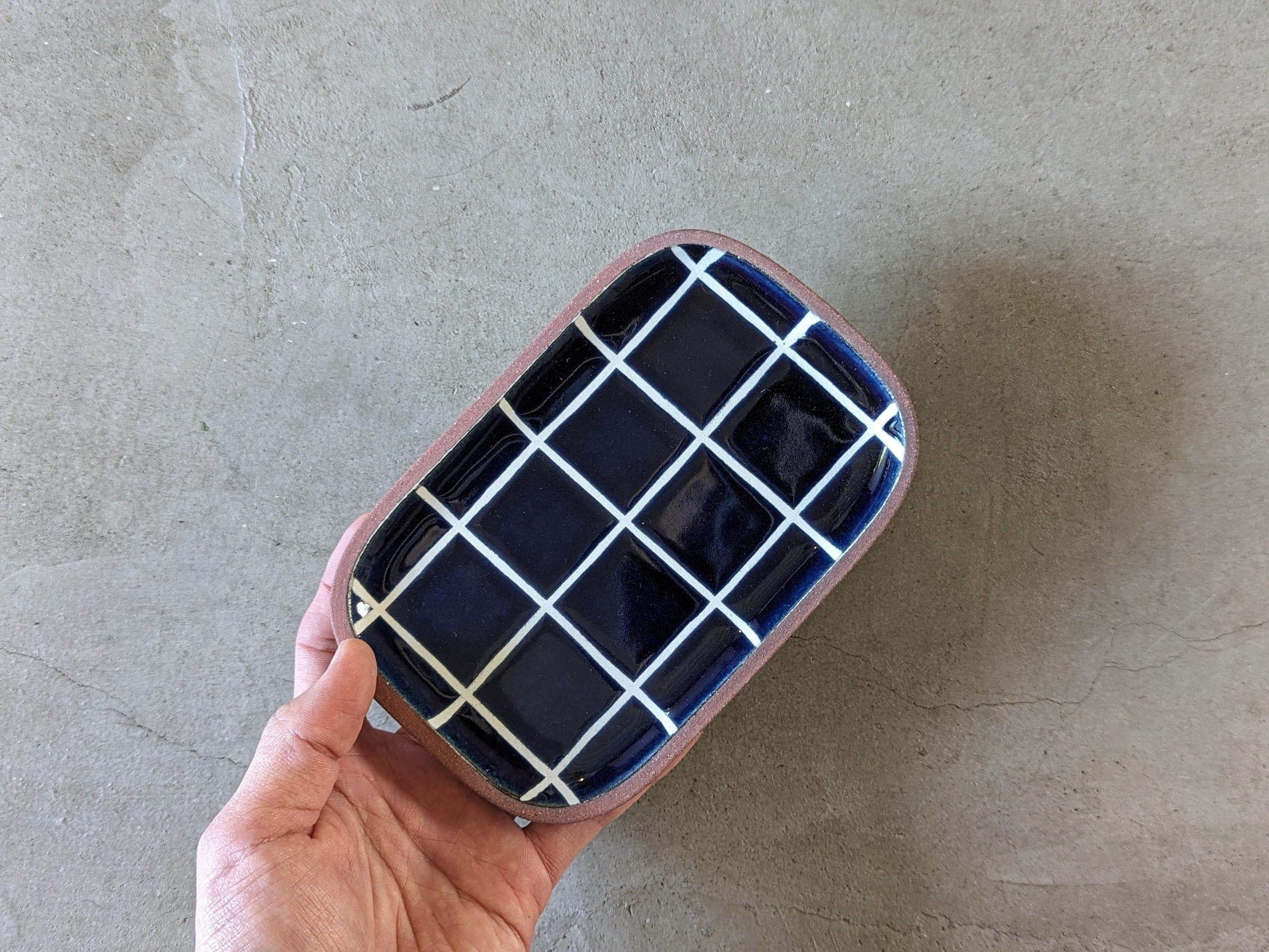 やちむん 角皿・小 ／ タイル（藍色） | 一翠窯 | inoya | Basic Life