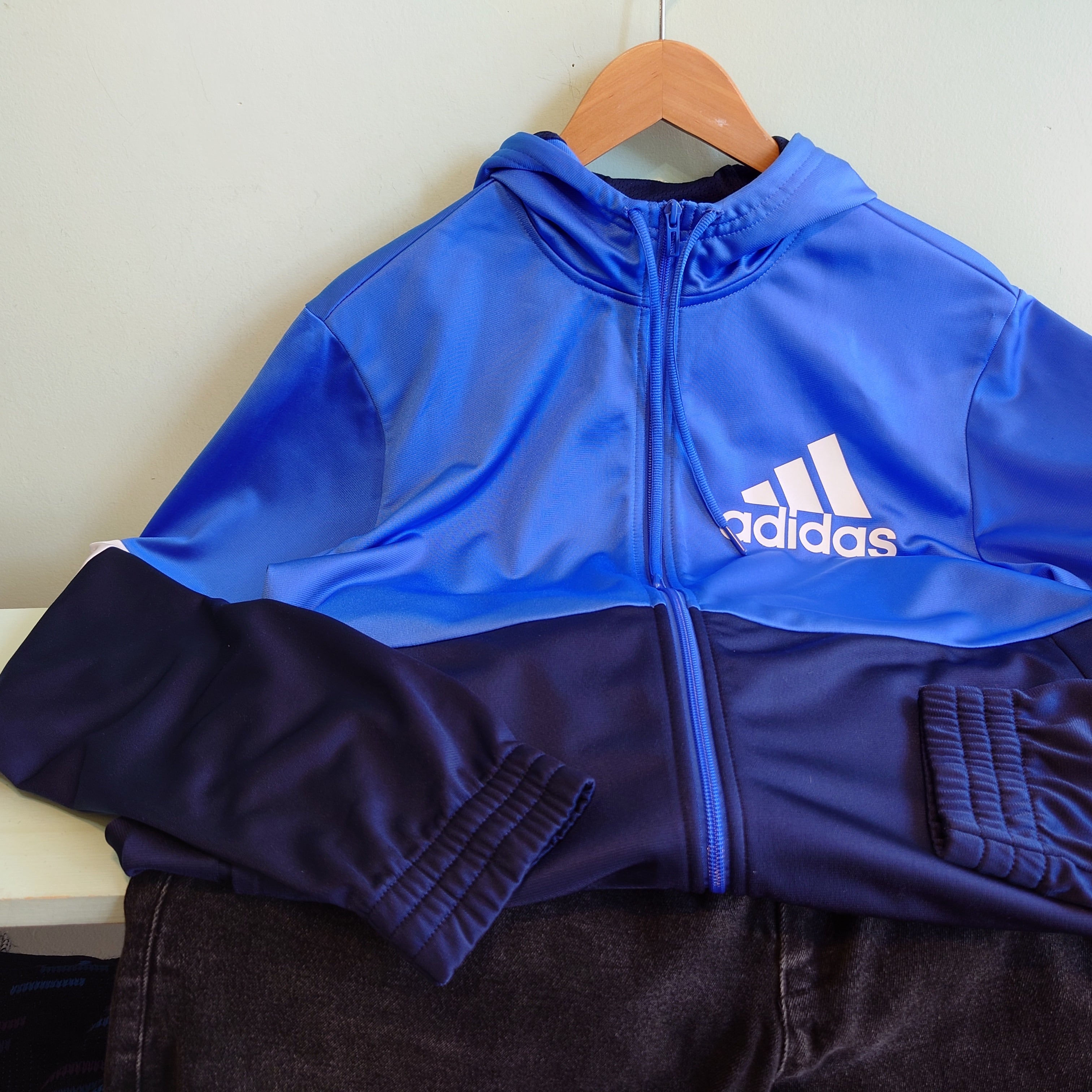 adidas トラックジャケット フード付きジャージ ジャージトップス