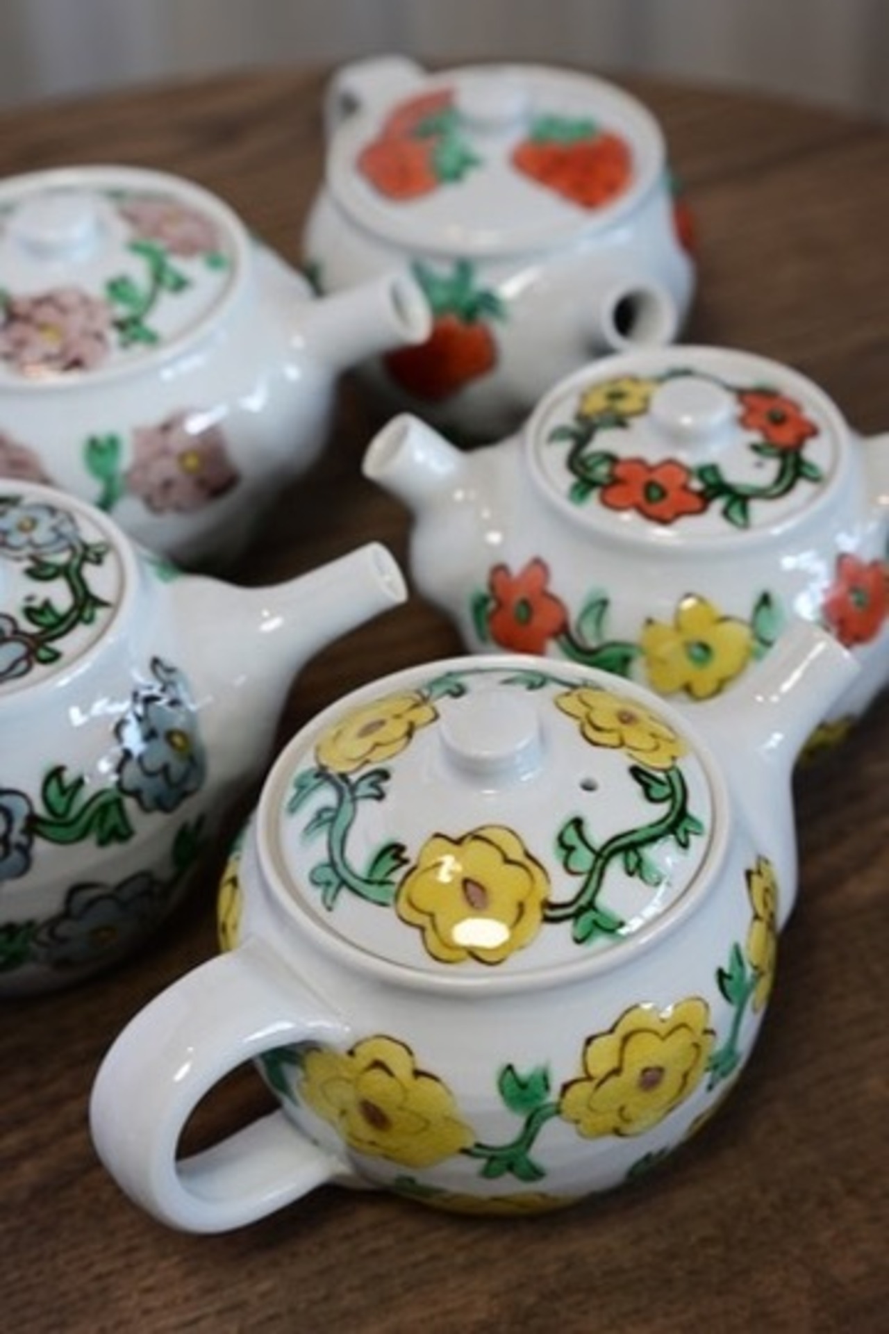 村田菜穂美作　ティーポット「黄赤花唐草もよう」 B［210413000］