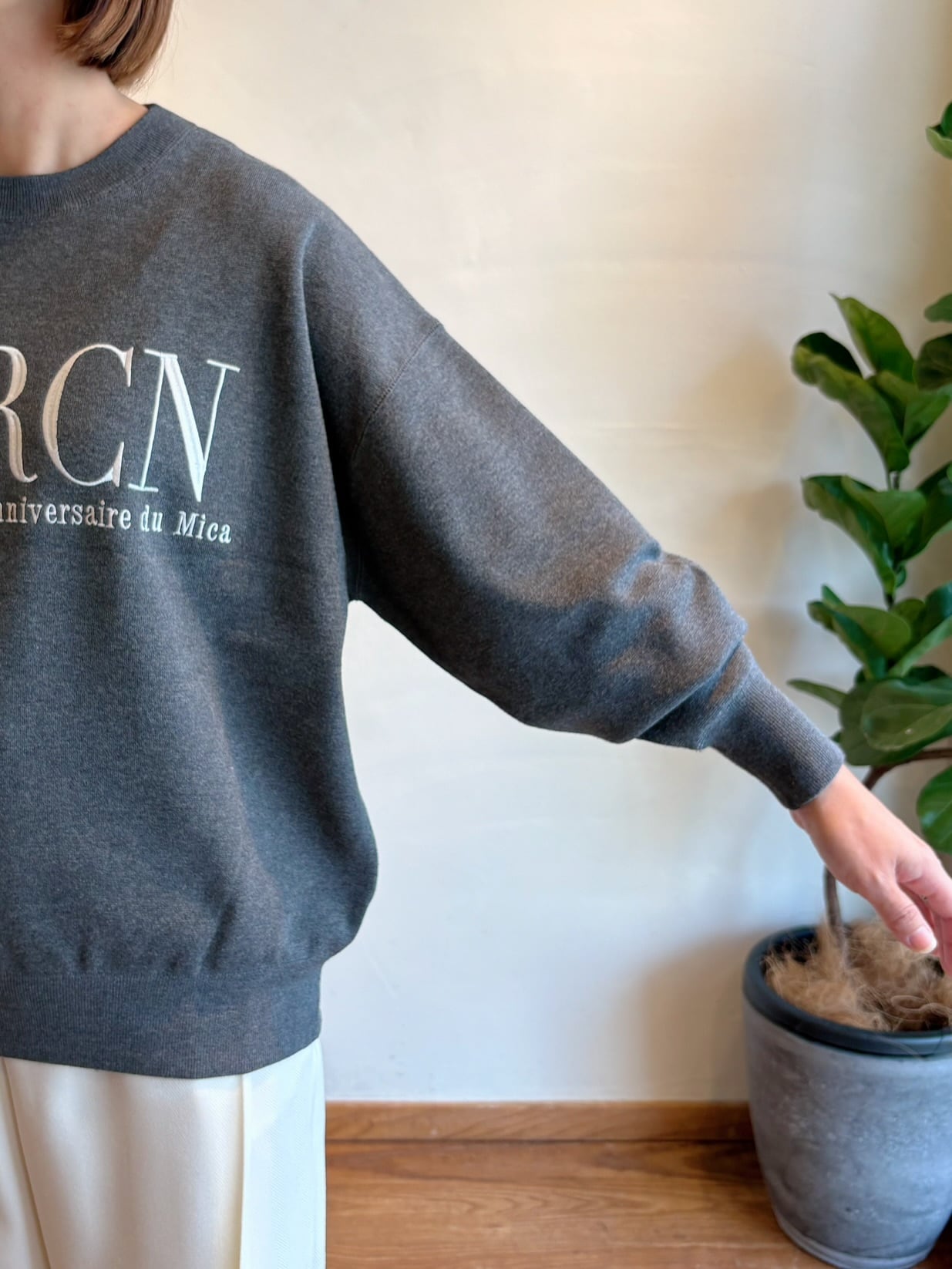 MICA&DEAL / 【AMERICANA×MICA&DEAL】ロゴ刺繍スムースニットプル