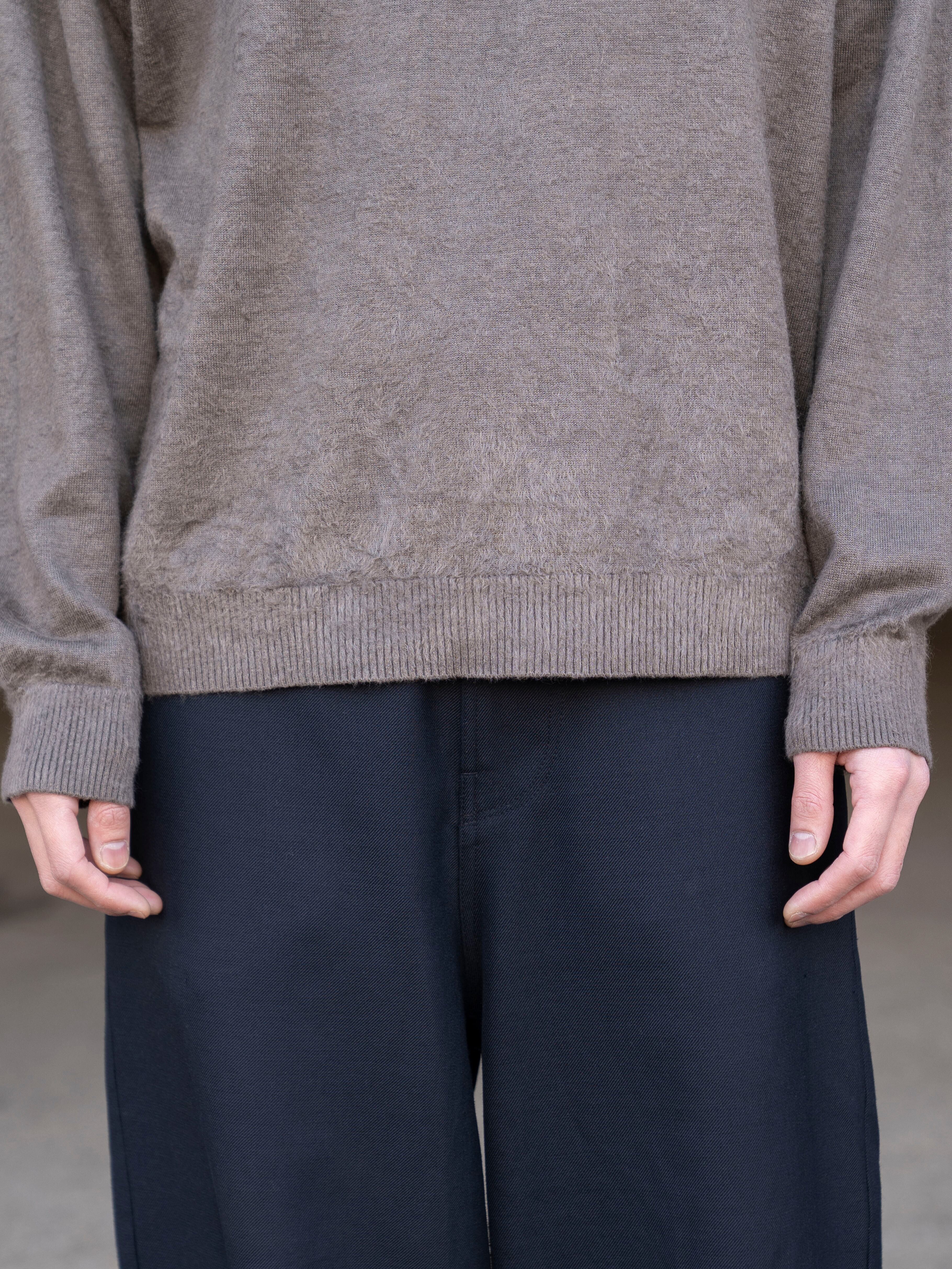 ATON LINEN SHORT FUR V-NECK SWEATER CHARCOAL GRAY KRAGLM0120