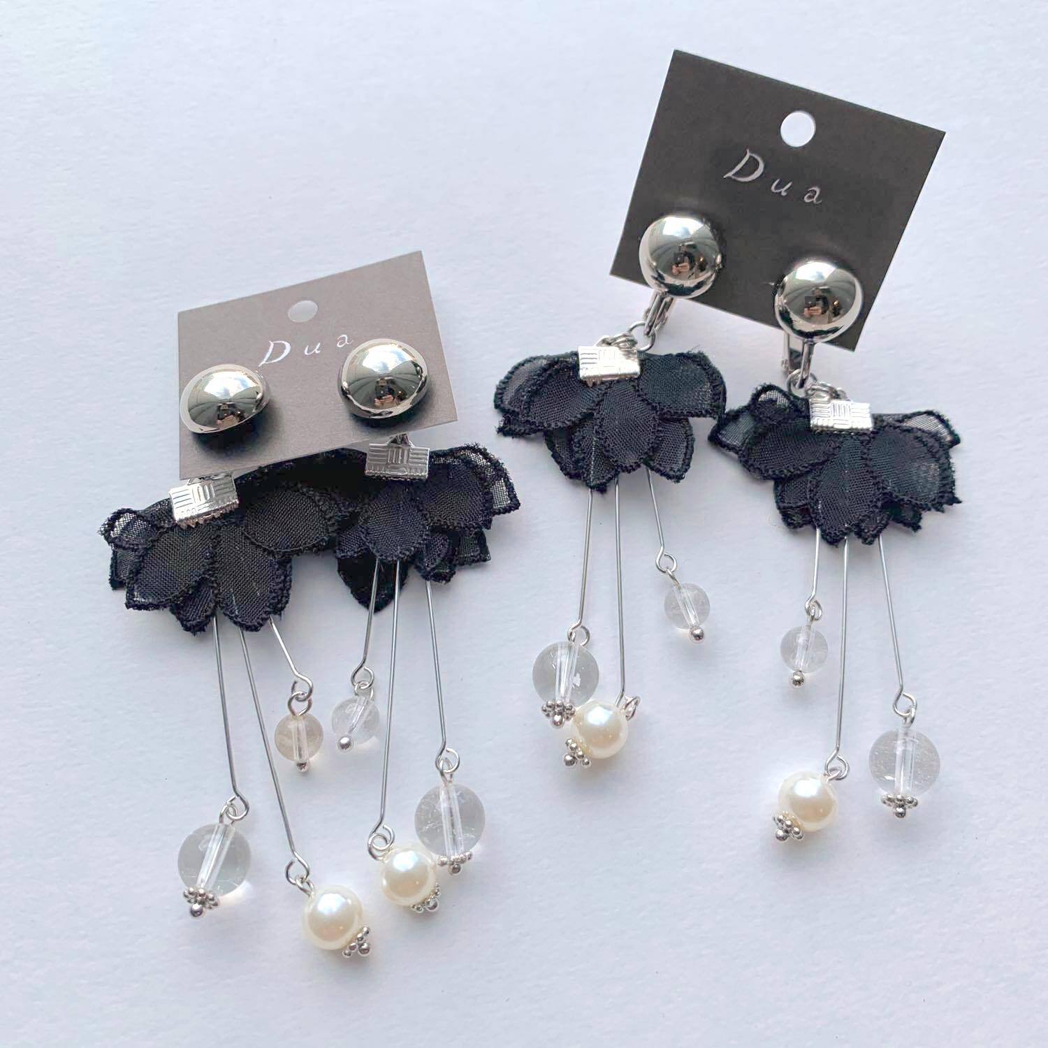 黒いお花とゆらゆらビーズの〈ピアス/イヤリング〉 | Dua-アクセサリー