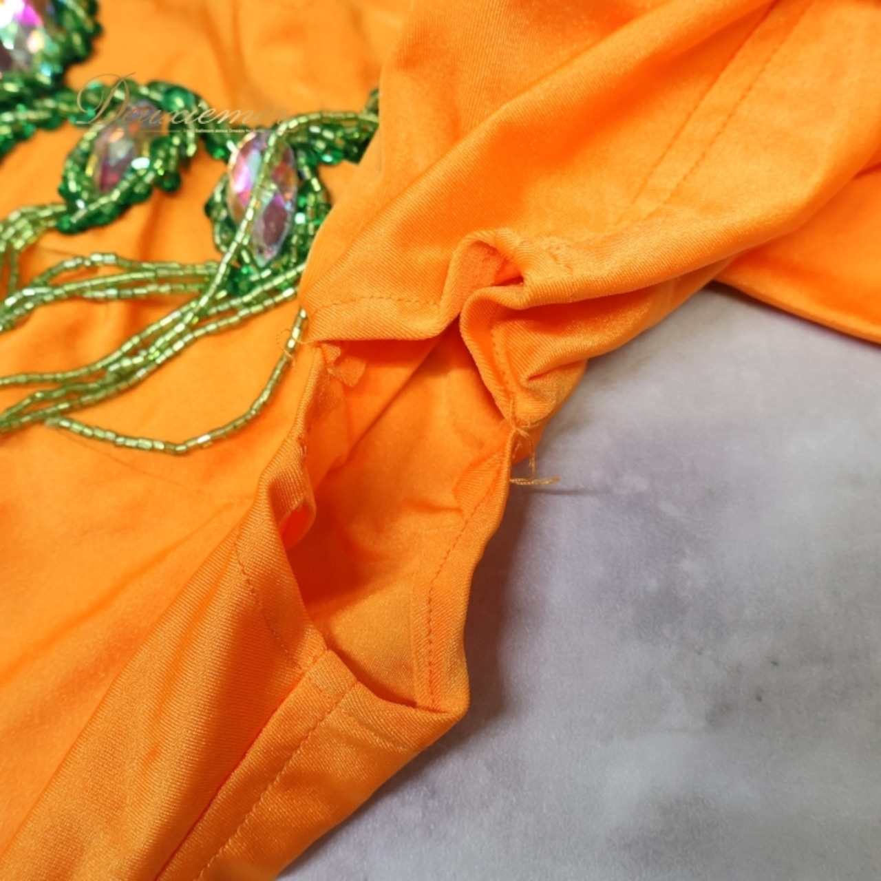 ベリーダンス 衣装 サイーディドレス オレンジ系 ワンピース ドレス ラインストーン ビーズ 橙 緑 鮮やか ロング ステージ イベント ダンス衣装 頭飾り ヘッドアクセサリー スリット 豪華 装飾 バラディドレス ガラベーヤ グリーン系