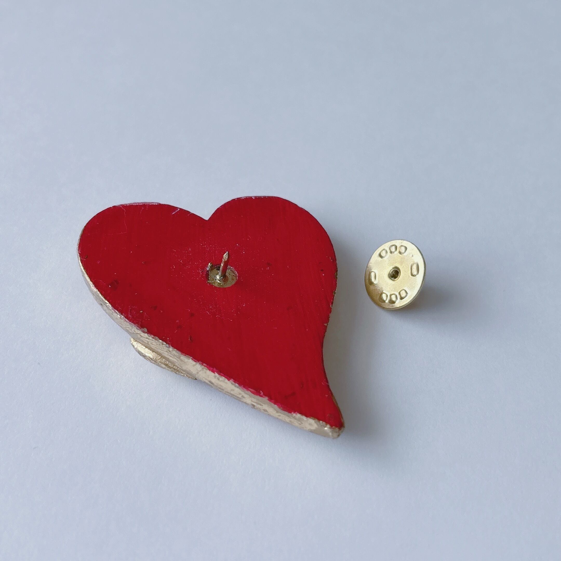 Vintage 80s gold tone red wood double heart brooch pin