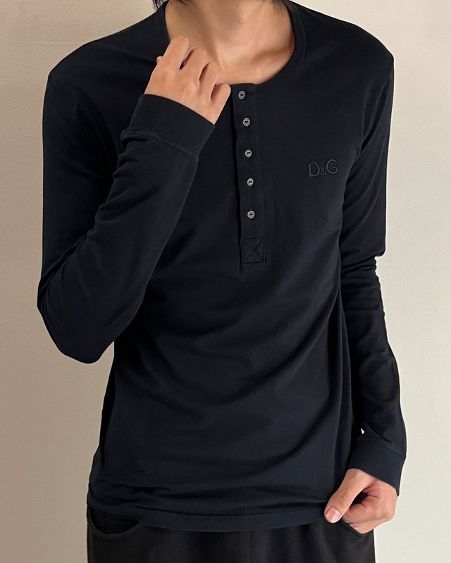 【D&G DOLCE&GABBANA】black henley neck top