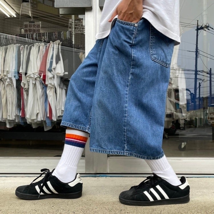 シンプルでおしゃれ (未使用に近い)リーバイス シルバータブショーツ