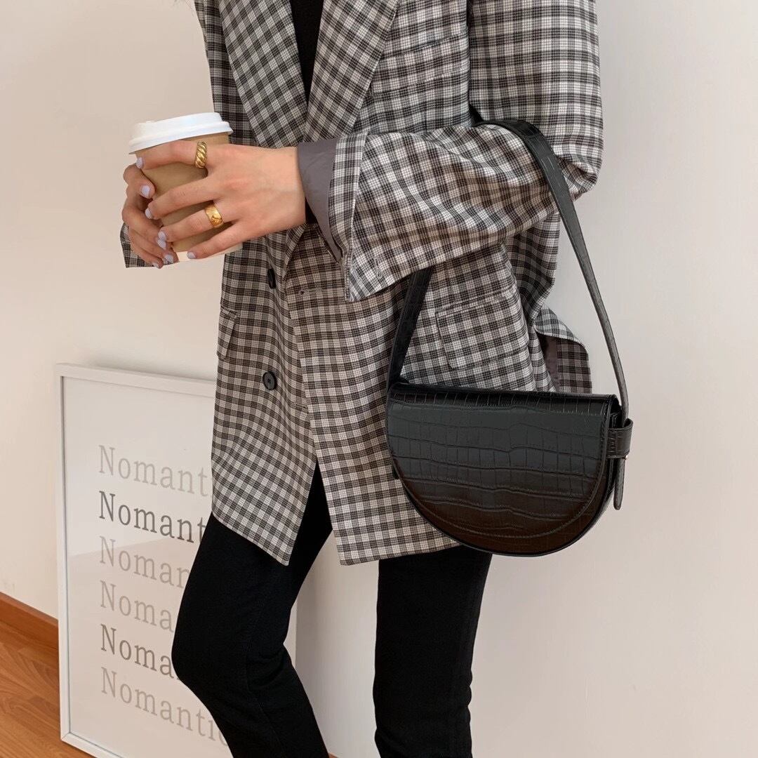 セミサークルフラップバッグ