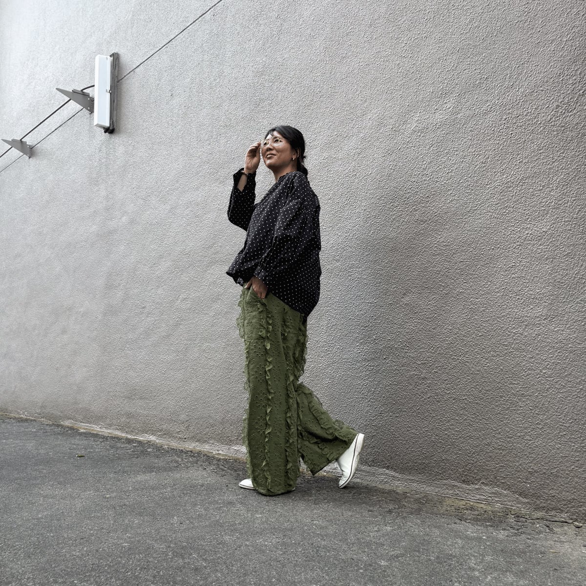 ヒラヒラレースのストレートパンツ