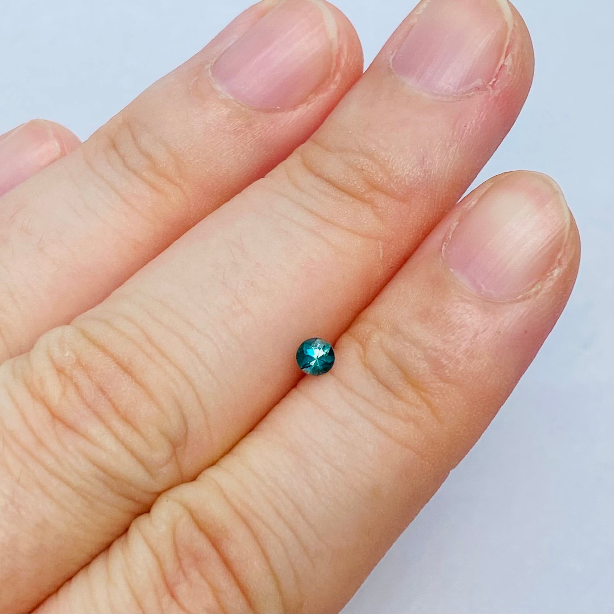 濃く鮮やかな希少カラー グランディディエライト