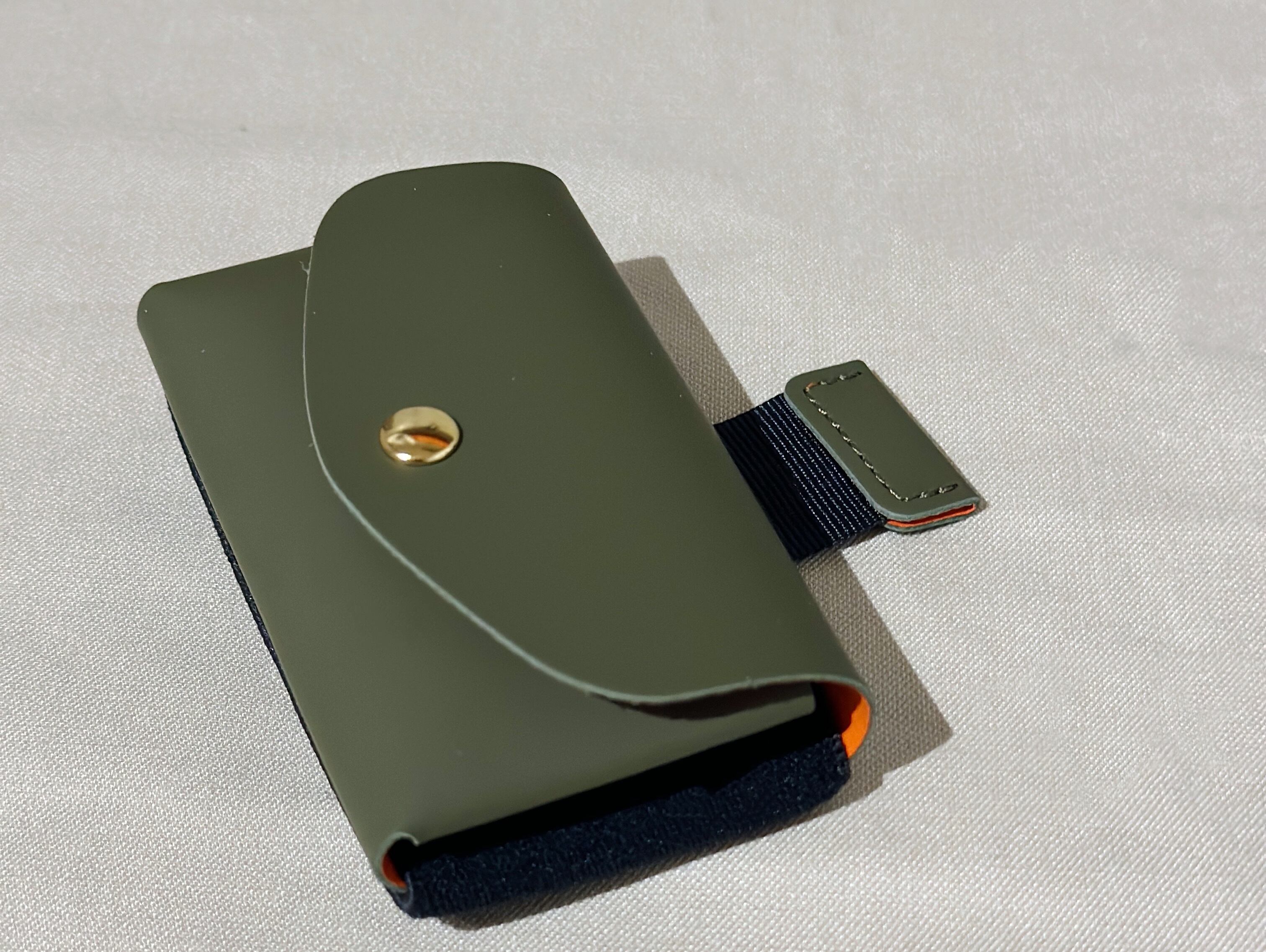 （仕様変更：新タイプ） enricheveryday × com-ono Everyday TINY Wallet／OLIVE × ORANGE（オリーブ × オレンジ）