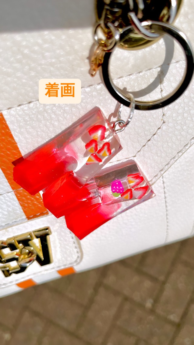 いちごのイニシャルキーホルダー