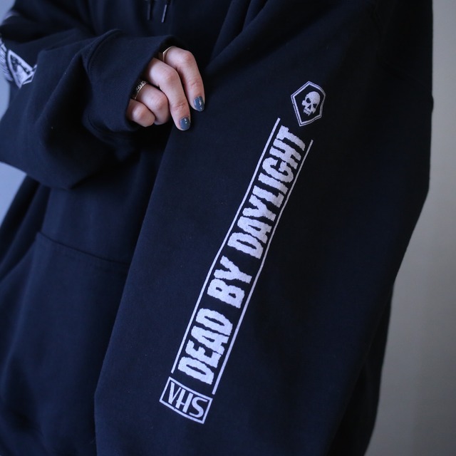 "デッド バイ デイライト" front and sleeve and back printed over silhouette sweat parka