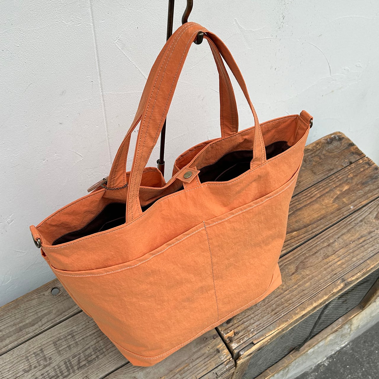 MARKT:オレンジ(KONBU 撥水加工ナイロン素材トートバッグ MARKT:オレンジ(KONBU 撥水加工ナイロン素材トートバッグ