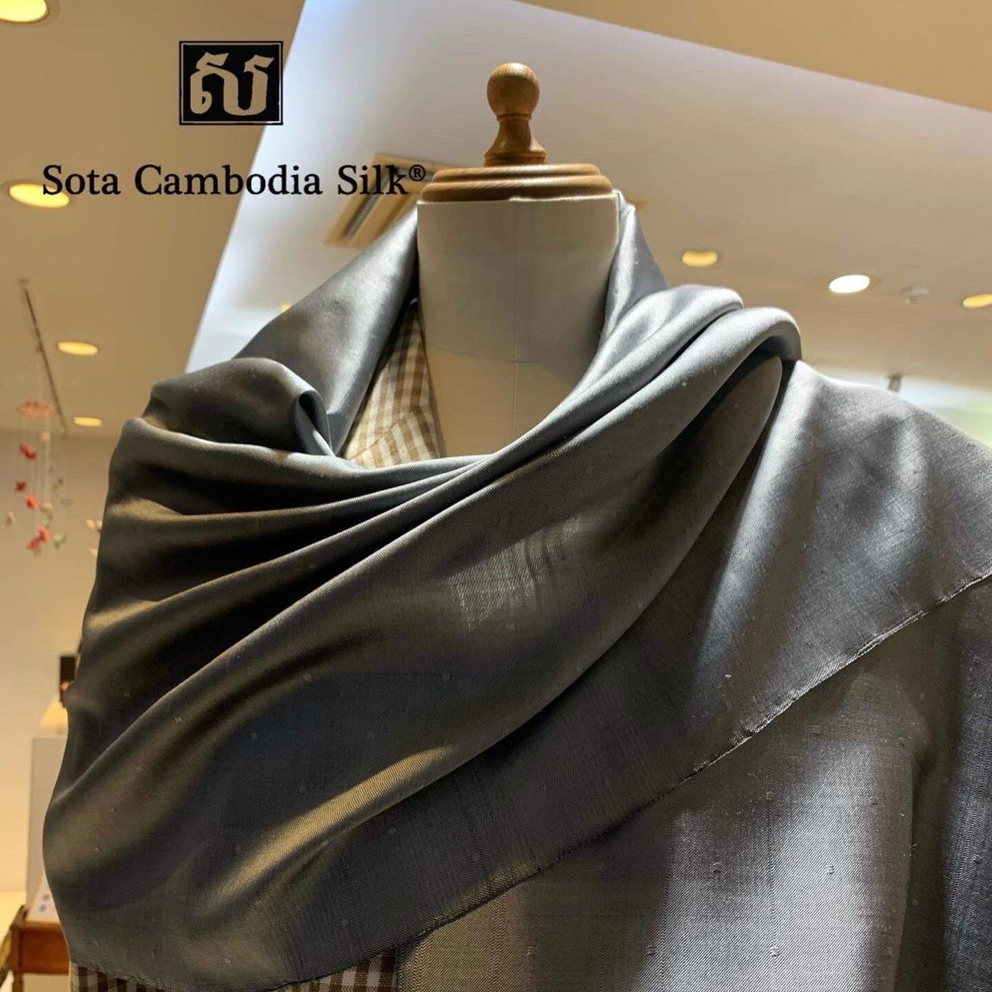 【完売御礼】シルクスカーフ シルク グレー 男女兼用 カンボジアシルク ソウタカンボジアシルク