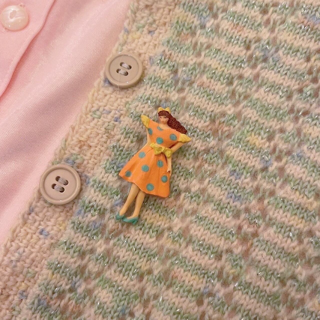 dot one-piece girl brooch