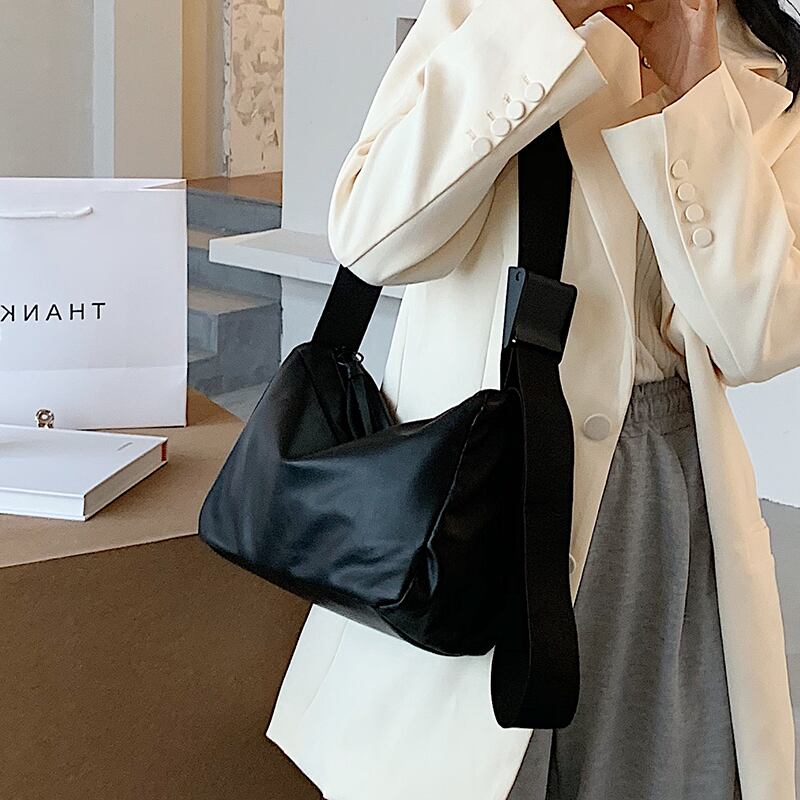 シンプルで大容量のバッグ、レディースバッグ、2020年の人気、新しいファッション、スタイルのショルダーバッグ、ネットの有名人、オールマッチのメッセンジャーバッグ 手作りハンドバック91876248997