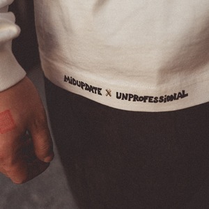 Vintage Ruined Wishing Well Graphic Long-Sleeve Tee A2048