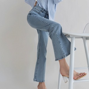 デニムフレアパンツ ボトムス パンツ デニムパンツ 膝下 ロング ロング丈 フレア スリット ファスナー ポケット デニム ブルーデニム お得 かわいい 大人可愛い カジュアル 大人 上品 おしゃれ お洒落 大人女子 存在感 爽やか 無地 春 夏 秋 ロングシーズン 10代 20代 30代 40代 レディース 女性用 ママ 学生 デート お出かけ 公園 女子会 アウトドア ランチ 着回し 普段使い 韓国 韓国系 オルチャン モテ 美脚