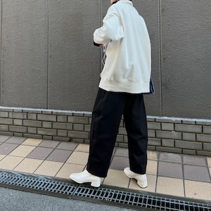 round silhouette twill pants