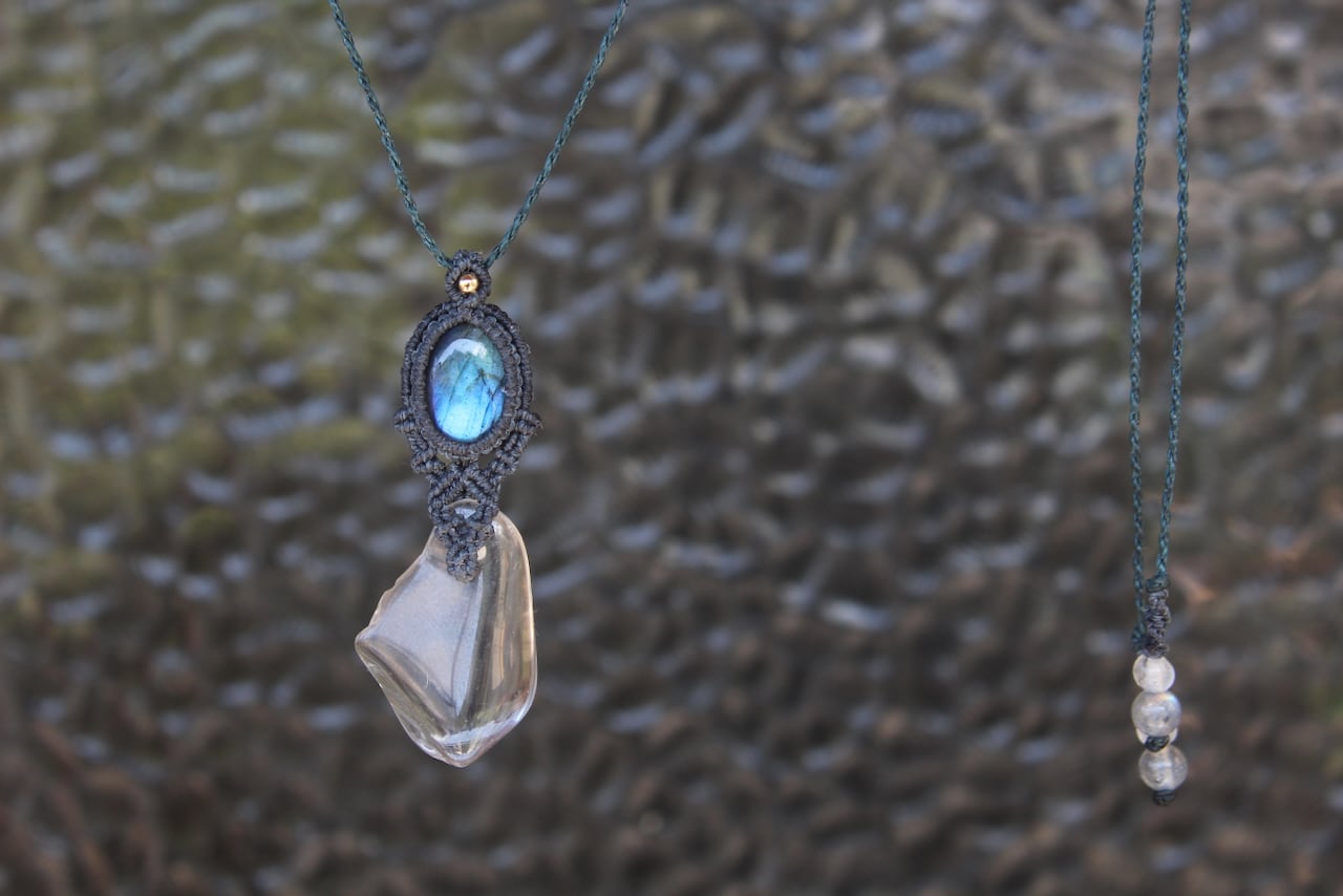 Healing crystal  & Labradorite  micro macrame pendant
