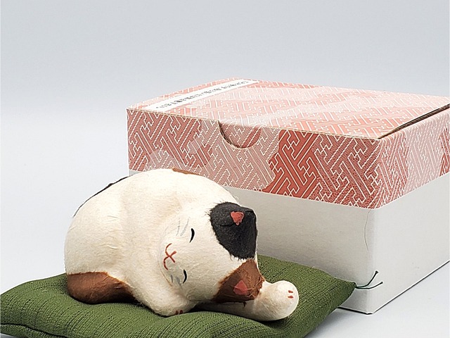 ちぎり和紙のカワイイ眠り猫(三毛)