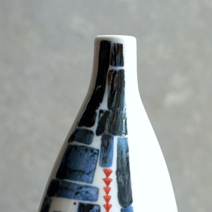 手描きの模様が美しい、陶器のボトル 5