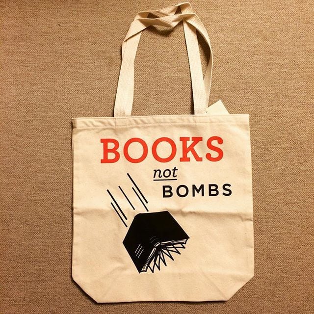 雑貨「Books Not Bombs トートバッグ」 - 画像1