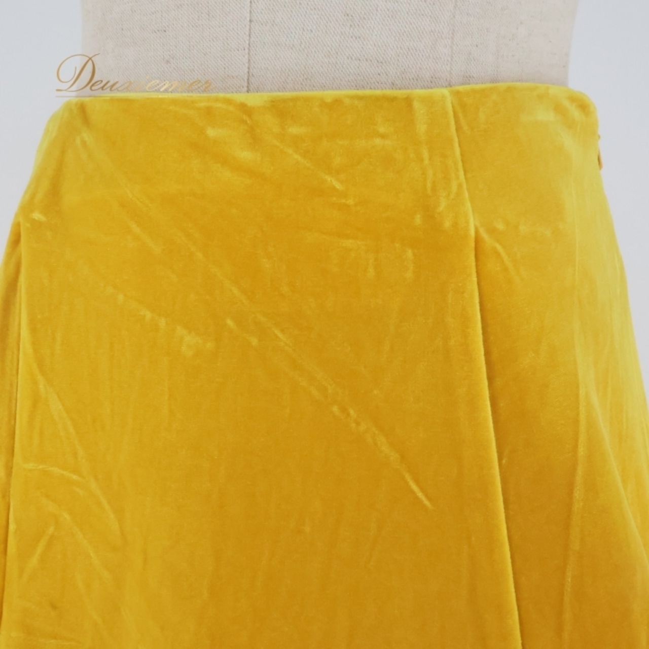 フラダンス 衣装 スカート uino! イエロー系 ハワイ製 ベロア生地 無地 シンプル アシンメトリー フリル 上品 高級感 豪華 華やか 鮮やか 明るい かわいい 黄 ハワイアン アロハ フラ ダンス レッスン 練習 シンプルスタイル