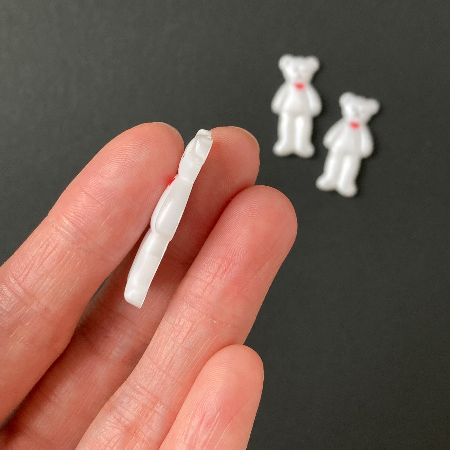 再入荷〉赤いリボンの直立白くまパーツ（4p） | Dua-アクセサリー