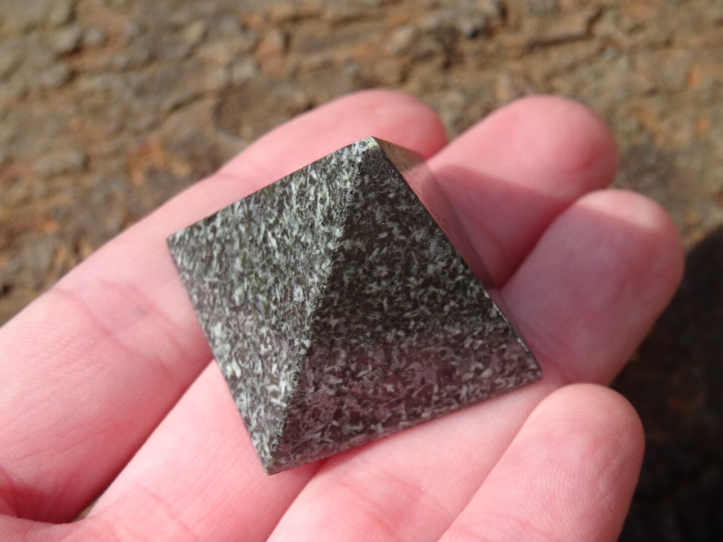 プレセリブルーストーン（ピラミッド） | 虹石屋