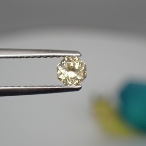 輝き◎貴重な3兆円カットのゴールド系ジルコン 0.9ct