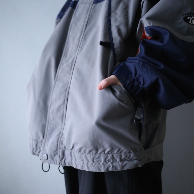 "Columbia" 3-tone good coloring over silhouette mountain jacket