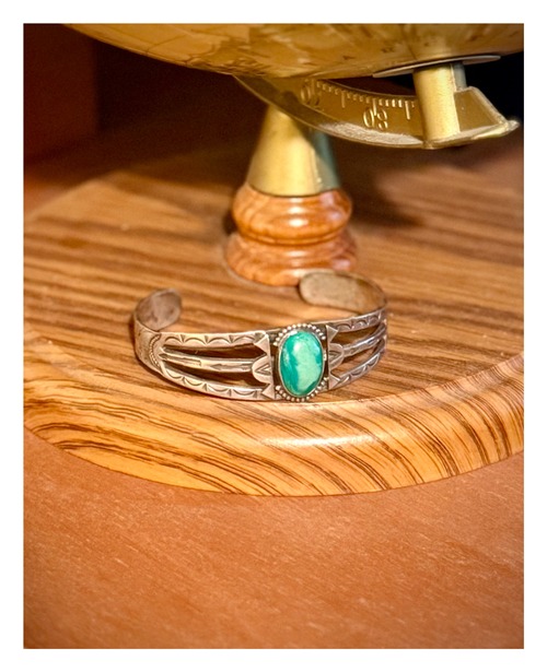 Split Shank Oval Turquoise Silver Cuff (c. 1920–30s)