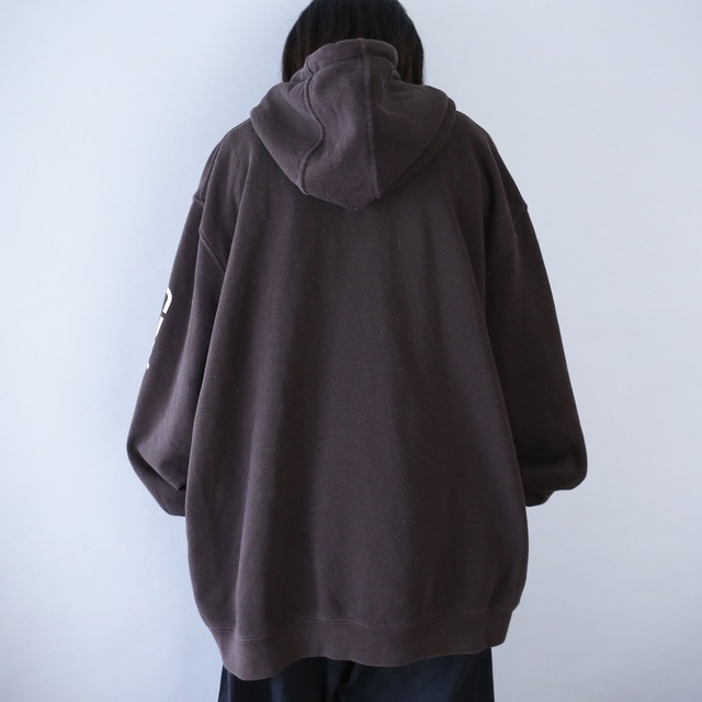 "Carhartt" sleeve logo printed over silhouette dark brown sweat parka