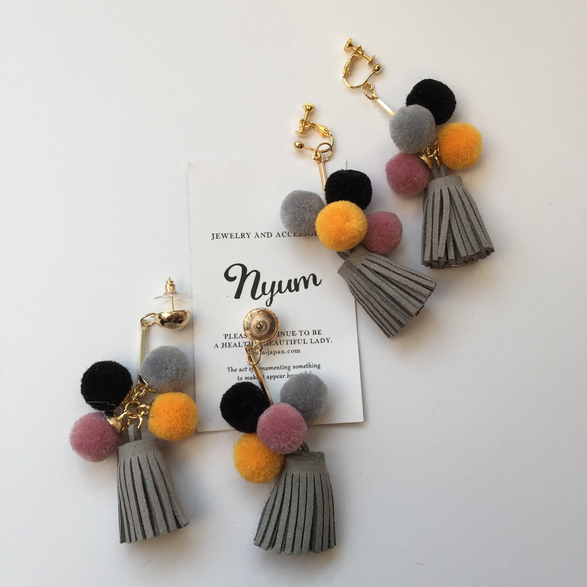 【ピアス/イヤリング】ポンポンタッセル-グレー ニット ファー ポンポン