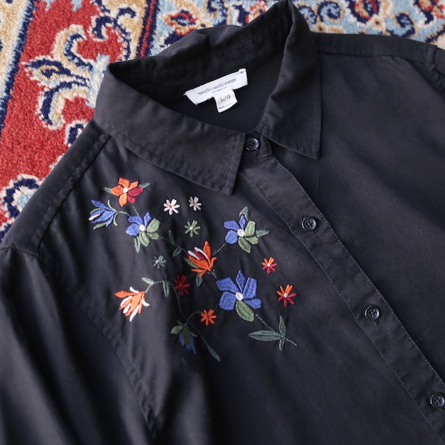 one point flower embroidery short length shirt