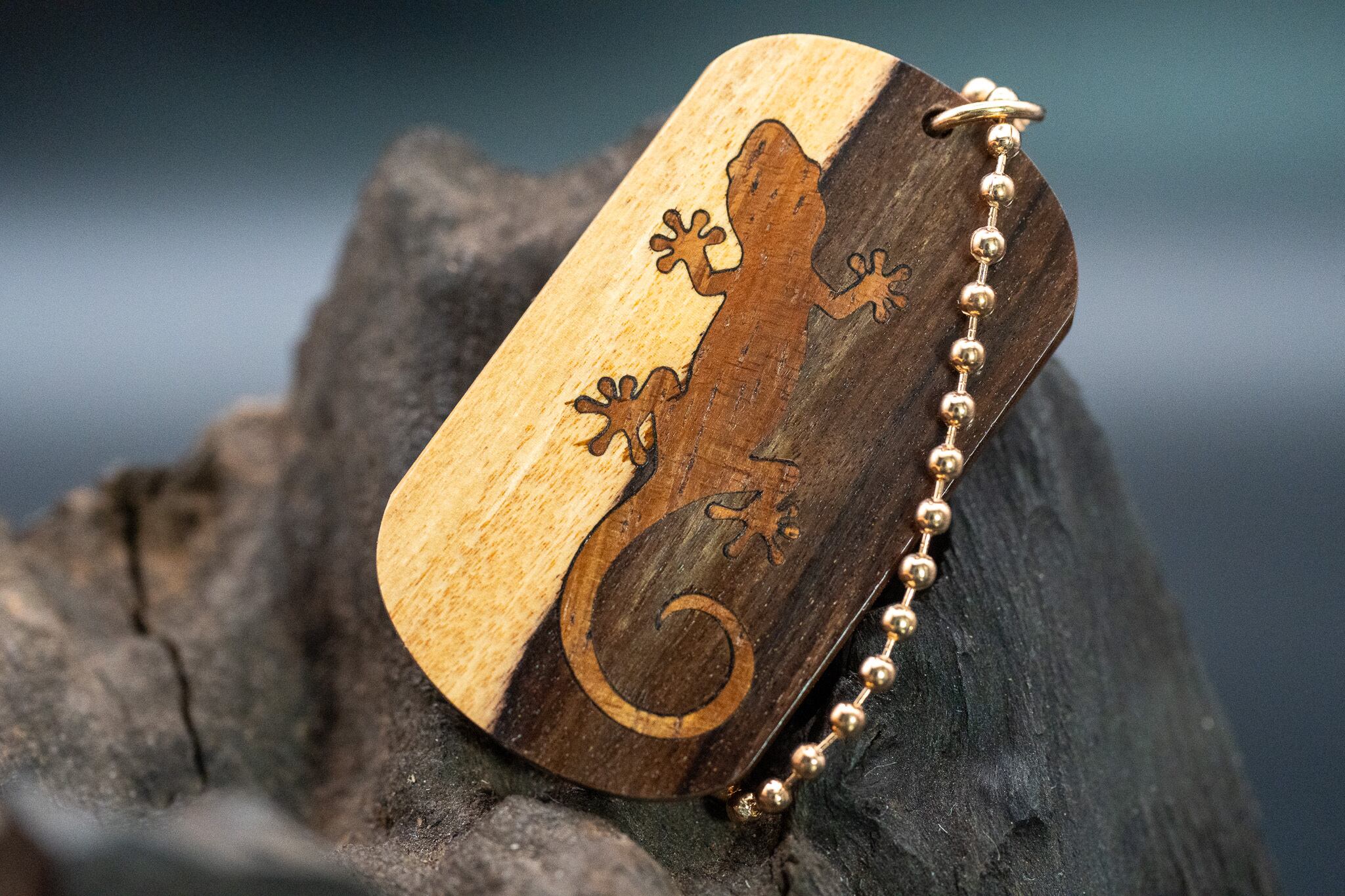 【カリブ海の緑の宝石】 コーカスウッド ツートン ドッグタグ 象嵌 木登りトカゲ