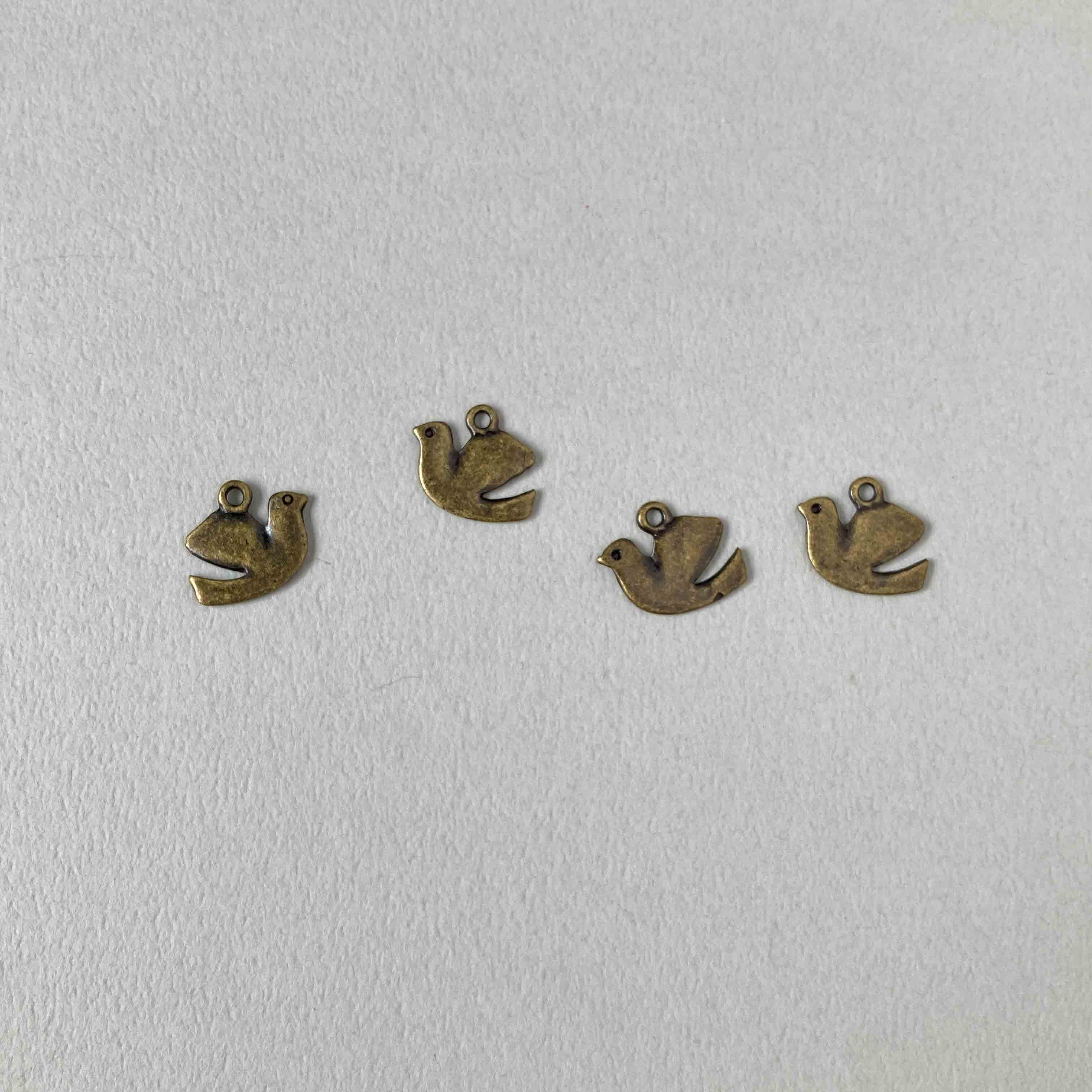 アンティーク風 羽ばたく鳥のチャーム