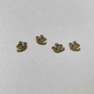 アンティーク風 羽ばたく鳥のチャーム