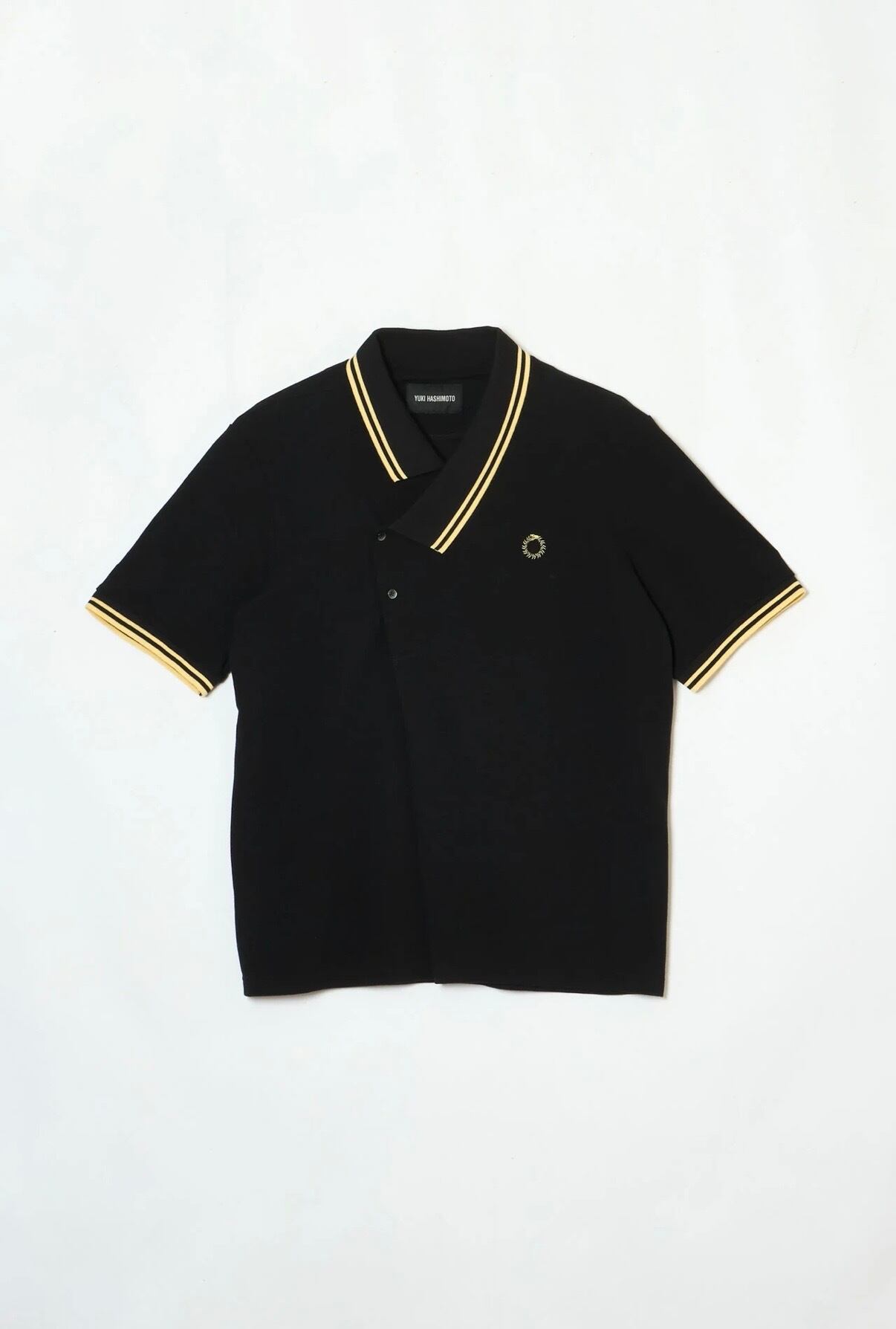 Yuki Hashimoto Yネックポロシャツ 黒 YUKI HASHIMOTO(ユウキハシモト)のY NECK POLO SHIRTS BLACKの通販